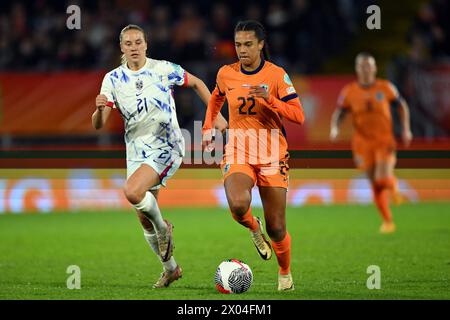 BREDA - (l-r) Lisa Naalsund aus Norwegen, Esmee Brugts aus Holland während des Qualifikationsspiels der Frauen in der Gruppe A1 zwischen den Niederlanden und Norwegen im Rat Verlegh Stadion am 9. April 2024 in Breda, Niederlande. ANP GERRIT VAN KÖLN Stockfoto