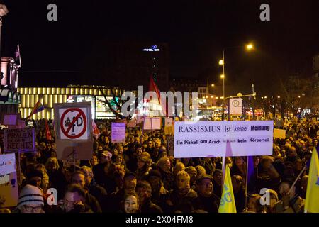 Wiesbaden, 24. Januar 2024. Tausende von Menschen nehmen an der Demonstration unter dem Motto „Verteidigung der Demokratie“ Teil. Stockfoto