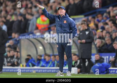 Sunderlands Manager Mike Dodds während des Sky Bet Championship-Spiels zwischen Leeds United und Sunderland in der Elland Road, Leeds am Dienstag, den 9. April 2024. (Foto: Scott Llewellyn | MI News) Credit: MI News & Sport /Alamy Live News Stockfoto