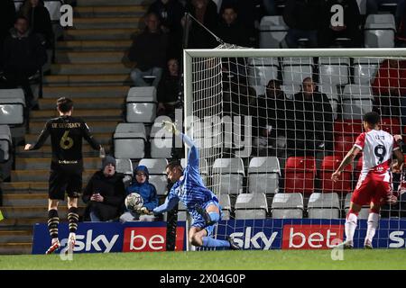 Stevenage, Großbritannien. April 2024. Liam Roberts of Barnsley spart am 9. April 2024 (Foto: Mark Cosgrove/News Images) in Stevenage, Vereinigtes Königreich am 9. April 2024 in Stevenage, Vereinigtes Königreich. (Foto: Mark Cosgrove/News Images/SIPA USA) Credit: SIPA USA/Alamy Live News Stockfoto