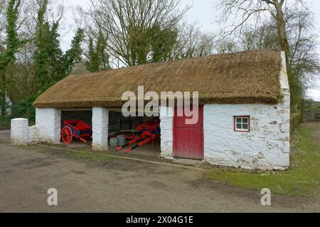 Mellon Homestead Scheune Gebäude. Ulster American Folk Park, Omagh, Nordirland Stockfoto