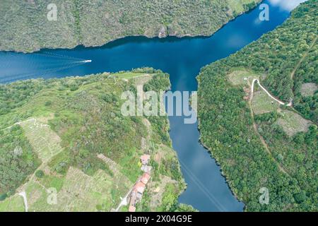 Landschaft der Ribeira Sacra, Fluss Sil und ein kleines Dorf am Hang des Berges, aus der Vogelperspektive von A dron Stockfoto