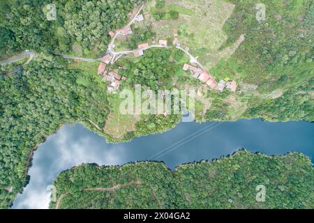 Landschaft der Ribeira Sacra, Fluss Sil und ein kleines Dorf am Hang des Berges, Blick von oben mit einer dron Stockfoto