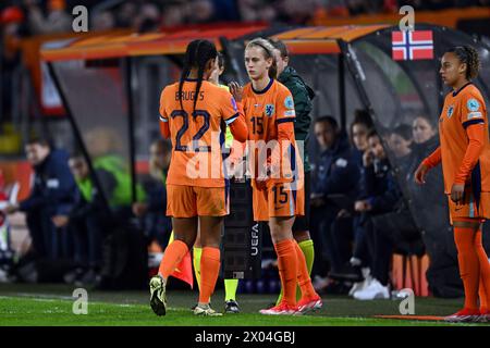 BREDA - (l-r) Esmee Brugts aus Holland, Katja Snoeijs aus Holland während des Qualifikationsspiels der Frauen in der Gruppe A1 zwischen den Niederlanden und Norwegen im Rat Verlegh Stadion am 9. April 2024 in Breda, Niederlande. ANP GERRIT VAN KÖLN Stockfoto