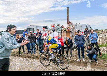 DYLAN VANDENSTORME im Pave de la Croix blanche et du Blocus in Mons-en-Pevele, dargestellt während des Männer-Elite-Rennens des Radsports Paris-Roubaix, 260 km von Compiegne nach Roubaix, Frankreich , am Montag, den 7. April 2024 in Mons-en-Pevele , Frankreich . FOTO SPORTPIX | Stijn Audooren Stockfoto