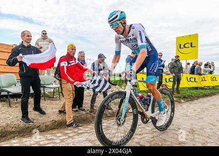 Mons En Pevele, Frankreich. April 2024. CAMERON SCOTT im Pave de la Croix blanche et du Blocus in Mons-en-Pevele, dargestellt während des Männer-Elite-Rennens des Radrennens Paris-Roubaix, 260 km von Compiegne nach Roubaix, Frankreich, am Montag, den 7. April 2024 in Mons-en-Pevele, Frankreich. Quelle: Sportpix/Alamy Live News Stockfoto