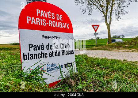 Mons En Pevele, Frankreich. April 2024. Pave de la Croix blanche et du Blocus in Mons-en-Pevele, dargestellt während des Männer-Elite-Rennens des Radrennens Paris-Roubaix, 260 km von Compiegne nach Roubaix, Frankreich, am Montag, den 7. April 2024 in Mons-en-Pevele, Frankreich. Quelle: Sportpix/Alamy Live News Stockfoto