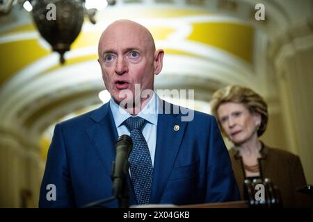 Washington, USA. April 2024. Senator Mark Kelly (D-AZ) spricht während der wöchentlichen Pressekonferenz der demokratischen Führung des Senats im US-Kapitol in Washington, DC, am Dienstag, den 9. April, vor den Medien. 2024. (Graeme Sloan/SIPA USA) Credit: SIPA USA/Alamy Live News Stockfoto