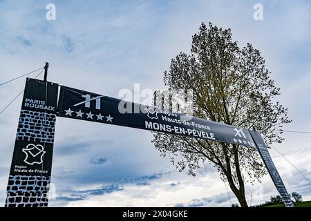 Mons En Pevele, Frankreich. April 2024. Pave de la Croix blanche et du Blocus in Mons-en-Pevele, dargestellt während des Männer-Elite-Rennens des Radrennens Paris-Roubaix, 260 km von Compiegne nach Roubaix, Frankreich, am Montag, den 7. April 2024 in Mons-en-Pevele, Frankreich. Quelle: Sportpix/Alamy Live News Stockfoto