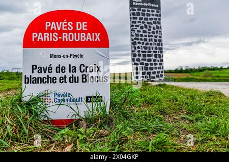 Mons En Pevele, Frankreich. April 2024. Pave de la Croix blanche et du Blocus in Mons-en-Pevele, dargestellt während des Männer-Elite-Rennens des Radrennens Paris-Roubaix, 260 km von Compiegne nach Roubaix, Frankreich, am Montag, den 7. April 2024 in Mons-en-Pevele, Frankreich. Quelle: Sportpix/Alamy Live News Stockfoto