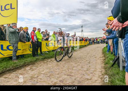 Mons En Pevele, Frankreich. April 2024. Fahrer in der Pave de la Croix blanche et du Blocus in Mons-en-Pevele, dargestellt während des Herren-Elite-Rennens des Radrennens „Paris-Roubaix“, 260 km von Compiegne nach Roubaix, Frankreich, am Montag, den 7. April 2024 in Mons-en-Pevele, Frankreich. Quelle: Sportpix/Alamy Live News Stockfoto