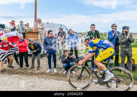 Mons En Pevele, Frankreich. April 2024. YENTL VANDEVELDE am Pave de la Croix blanche et du Blocus in Mons-en-Pevele, dargestellt während des Männer-Elite-Rennens des Radrennens Paris-Roubaix, 260 km von Compiegne nach Roubaix, Frankreich, am Montag, den 7. April 2024 in Mons-en-Pevele, Frankreich. Quelle: Sportpix/Alamy Live News Stockfoto