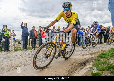 Mons En Pevele, Frankreich. April 2024. VAN DIJKE wurde während des Herren-Elite-Rennens des Radrennens „Paris-Roubaix“, 260 km von Compiegne nach Roubaix, Frankreich, am Montag, den 7. April 2024 in Mons-en-Pevele, Frankreich, gezeigt. Quelle: Sportpix/Alamy Live News Stockfoto