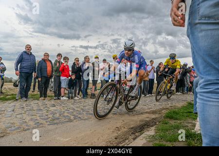 Mons En Pevele, Frankreich. April 2024. GIANNI VERMEERSCH in der Pave de la Croix blanche et du Blocus in Mons-en-Pevele, dargestellt während des Männer-Elite-Rennens des Radrennens Paris-Roubaix, 260 km von Compiegne nach Roubaix, Frankreich, am Montag, den 7. April 2024 in Mons-en-Pevele, Frankreich. Quelle: Sportpix/Alamy Live News Stockfoto