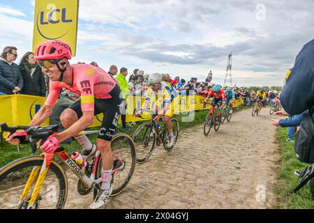 Mons En Pevele, Frankreich. April 2024. JULES HESTERS in Pave de la Croix blanche et du Blocus in Mons-en-Pevele, dargestellt während des Männer-Elite-Rennens des Radrennrennens Paris-Roubaix, 260 km von Compiegne nach Roubaix, Frankreich, am Montag, den 7. April 2024 in Mons-en-Pevele, Frankreich. Quelle: Sportpix/Alamy Live News Stockfoto