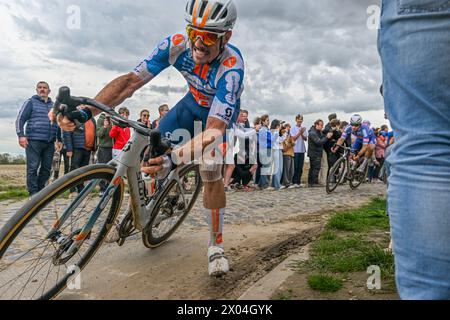 Mons En Pevele, Frankreich. April 2024. JOHN DEGENKOLB in der Pave de la Croix blanche et du Blocus in Mons-en-Pevele, dargestellt während des Männer-Elite-Rennens des Radrennsports Paris-Roubaix, 260 km von Compiegne nach Roubaix, Frankreich, am Montag, den 7. April 2024 in Mons-en-Pevele, Frankreich. Quelle: Sportpix/Alamy Live News Stockfoto