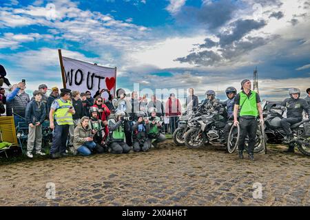 Mons En Pevele, Frankreich. April 2024. Fotografen und Motoren in der Pave de la Croix blanche et du Blocus in Mons-en-Pevele, die während des Männer-Elite-Rennens des Radrennsports Paris-Roubaix am Montag, den 7. April 2024, in Mons-en-Pevele, Frankreich, 260 km von Compiegne nach Roubaix, Frankreich, gezeigt wurden. Quelle: Sportpix/Alamy Live News Stockfoto