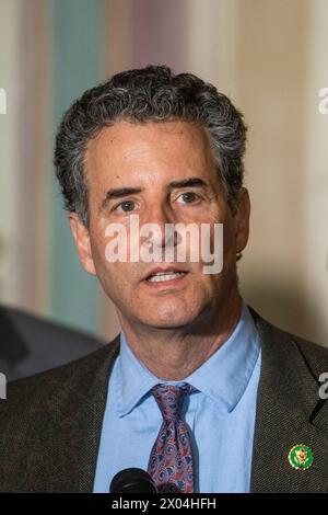 Der US-Repräsentant John Sarbanes (Demokrat von Maryland) hält während einer Pressekonferenz im Anschluss an ein Treffen, um die Reaktion des Bundes auf den Zusammenbruch der Francis Scott Key Bridge in Maryland im Kapitol der Vereinigten Staaten in Washington, DC, am Dienstag, den 9. April 2024, zu diskutieren. Quelle: Stange Lamkey/CNP Stockfoto