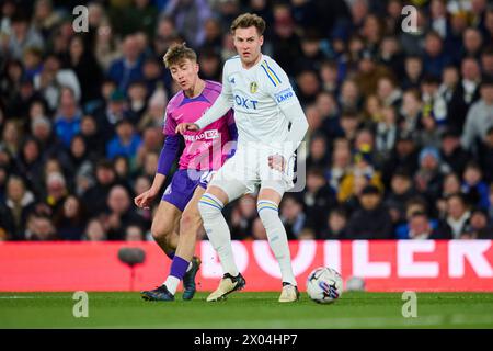 LEEDS, ENGLAND - 9. APRIL: Joe Rodon Mittelverteidiger von Leeds United tritt am 9. April 2024 im Elland Road Stadium in Leeds, England, um den Ball an. (Foto Von Francisco Macia/Foto-Player-Bilder) Stockfoto