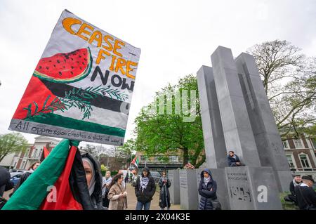 Palästinensische Unterstützerin mit farbenfrohem Banner, das ihre Meinung am Holocaust-Denkmal auf dem Carnegieplein am heutigen zweiten Tag der Anhörung des Internationalen Gerichtshofs (ICJ) zum Ausdruck bringt, in dem von Nicaragua gegen Deutschland erhobenen Fall. Eine kleine Gruppe, etwas größer als gestern, bestehend aus palästinensischen und nicaraguanischen Anhängern, versammelte sich heute Morgen am Holocaust-Denkmal gegenüber dem Internationalen Gerichtshof in den Haag, in der zweiten zweitägigen Anhörung. Der Fall wurde von Nicaragua gegen Deutschland erhoben. Deutschland hat gesagt, dass Israels Sicherheit im Kern steht Stockfoto