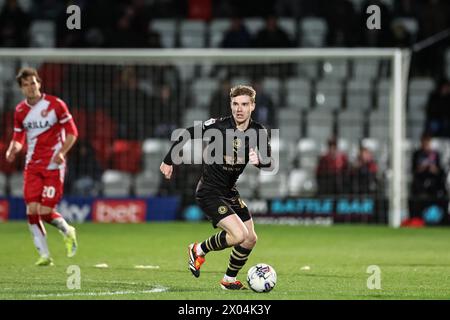 Stevenage, Großbritannien. April 2024. Luca Connell aus Barnsley bricht mit dem Ball während des Sky Bet League 1 Spiels Stevenage gegen Barnsley im Lamex Stadium, Stevenage, Großbritannien, 9. April 2024 (Foto: Mark Cosgrove/News Images) in Stevenage, Großbritannien am 9. April 2024. (Foto: Mark Cosgrove/News Images/SIPA USA) Credit: SIPA USA/Alamy Live News Stockfoto