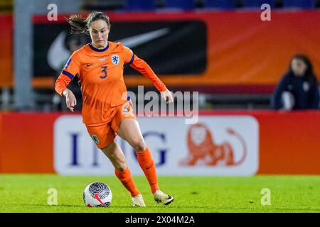 BREDA, NIEDERLANDE - 9. APRIL: Caitlin Dijkstra aus den Niederlanden läuft mit dem Ball während der UEFA Frauen Euro 2025 Gruppe am 9. April 2024 im Rat Verlegh Stadion in Breda, Niederlande, in der Qualifikationsrunde Tag 2. (Foto: Joris Verwijst/Orange Pictures) Stockfoto