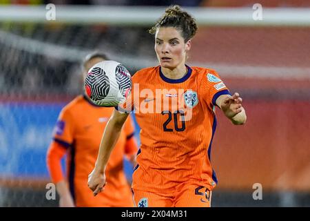 BREDA, NIEDERLANDE - 9. APRIL: Dominique Janssen aus den Niederlanden kontrolliert den Ball während der Gruppenrunde der UEFA Women's Euro 2025, Einem Qualifikationsspiel am 2. Tag zwischen den Niederlanden und Norwegen im Rat Verlegh Stadion am 9. April 2024 in Breda, Niederlande. (Foto: Joris Verwijst/Orange Pictures) Stockfoto