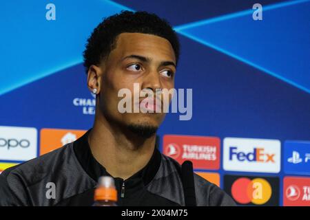 felix Nmecha bei der Pressekonferenz nach der Ankunft in Madrid zum Viertelfinale der UEFA Champions League gegen Atletico Madrid in Civitas Metropol Stockfoto