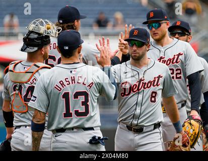 Pittsburgh, Usa. April 2024. Matt Vierling (8) feiert den Sieg der Tigers 5-3 gegen die Pittsburgh Pirates im PNC Park am Dienstag, den 9. April 2024 in Pittsburgh. Foto: Archie Carpenter/UPI Credit: UPI/Alamy Live News Stockfoto