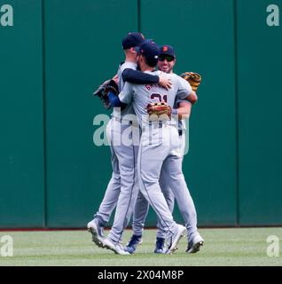 Pittsburgh, Usa. April 2024. Detroit Tigers Outfielders feiert den Sieg der Tigers 5-3 gegen die Pittsburgh Pirates im PNC Park am Dienstag, den 9. April 2024 in Pittsburgh. Foto: Archie Carpenter/UPI Credit: UPI/Alamy Live News Stockfoto