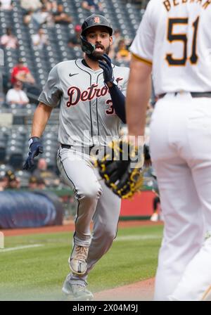 Pittsburgh, Usa. April 2024. Detroit Tigers Outfielderin Riley Greene (31)) erzielte am Dienstag, den 9. April 2024 in Pittsburgh den Vorsprung im neunten Inning der Tigers 5-3 gegen die Pittsburgh Pirates im PNC Park. Foto: Archie Carpenter/UPI Credit: UPI/Alamy Live News Stockfoto