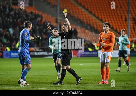 Schiedsrichter Ross Joyce gibt Jay Lynch aus Fleetwood Townim Sky Bet League 1 Spiel Blackpool gegen Fleetwood Town in Bloomfield Road, Blackpool, Vereinigtes Königreich, 9. April 2024 (Foto: Craig Thomas/News Images) Stockfoto