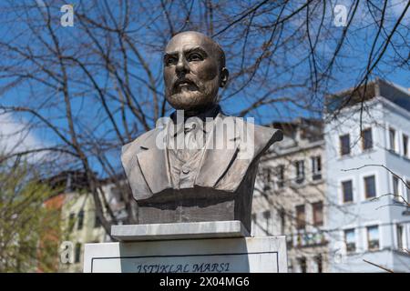 ISTANBUL, TÜRKEI - 7. APRIL 2024: Bronzebüste oder Statue von Mehmet Akif Ersoy, Autor der türkischen Nationalhymne 1923. Stockfoto