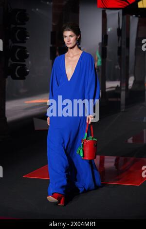 080 Barcelona Fashion Week Show Lola Casademunt von Maite Herbst/Winter 2024-25 Stockfoto