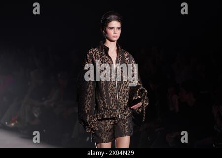 080 Barcelona Fashion Week Show Lola Casademunt von Maite Herbst/Winter 2024-25 Stockfoto