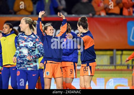 BREDA - (l-r) Kerstin Casparij aus Holland, Dominique Janssen aus Holland feiert den Sieg 1-0 nach dem Qualifikationsspiel der Frauen in der Gruppe A1 zwischen den Niederlanden und Norwegen im Rat Verlegh Stadion am 9. April 2024 in Breda, Niederlande. ANP GERRIT VAN KÖLN Stockfoto