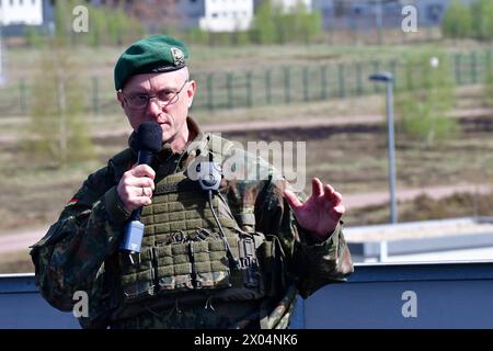 Brigadegeneral Alexander Krone Kommandeur der Panzergrenadierbrigade 37 Freistaat Sachsen das Bild zeigen Brigadegeneral Alexander Krone, Kommandeur der Panzergrenadierbrigade 37 Freistaat Sachsen , während der Übung Wettiner Schwert im Gefechtsübungszentrum des Heeres in der Letzlinger Heide. Diese Übung gehört zur deutschen Übungsreihe Quadriga, welcher wiederum in die NATO-Übung Standhaft Defender eingebunden ist. General Krone ist als neuer Kommandeur der Kommando Spezial Kräfte, kurz KSK im Gespräch. Letzlingen Sachsen-Anhalt Deutschland *** Brigadegeneral Alexander Krone Kommandeur von Panze Stockfoto