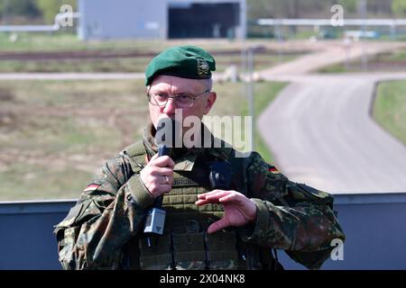 Brigadegeneral Alexander Krone Kommandeur der Panzergrenadierbrigade 37 Freistaat Sachsen das Bild zeigen Brigadegeneral Alexander Krone, Kommandeur der Panzergrenadierbrigade 37 Freistaat Sachsen , während der Übung Wettiner Schwert im Gefechtsübungszentrum des Heeres in der Letzlinger Heide. Diese Übung gehört zur deutschen Übungsreihe Quadriga, welcher wiederum in die NATO-Übung Standhaft Defender eingebunden ist. General Krone ist als neuer Kommandeur der Kommando Spezial Kräfte, kurz KSK im Gespräch. Letzlingen Sachsen-Anhalt Deutschland *** Brigadegeneral Alexander Krone Kommandeur von Panze Stockfoto