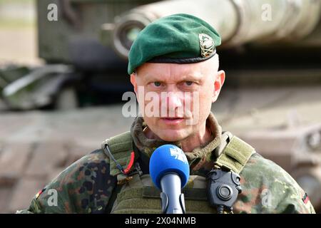 Brigadegeneral Alexander Krone Kommandeur der Panzergrenadierbrigade 37 Freistaat Sachsen das Bild zeigen Brigadegeneral Alexander Krone, Kommandeur der Panzergrenadierbrigade 37 Freistaat Sachsen , während der Übung Wettiner Schwert im Gefechtsübungszentrum des Heeres in der Letzlinger Heide. Diese Übung gehört zur deutschen Übungsreihe Quadriga, welcher wiederum in die NATO-Übung Standhaft Defender eingebunden ist. General Krone ist als neuer Kommandeur der Kommando Spezial Kräfte, kurz KSK im Gespräch. Letzlingen Sachsen-Anhalt Deutschland *** Brigadegeneral Alexander Krone Kommandeur von Panze Stockfoto