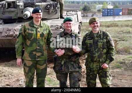 Brigadegeneral Alexander Krone mitte Kommandeur der Panzergrenadierbrigade 37 Freistaat Sachsen das Bild zeigen Brigadegeneral Alexander Krone, Kommandeur der Panzergrenadierbrigade 37 Freistaat Sachsen , während der Übung Wettiner Schwert im Gefechtsübungszentrum des Heeres in der Letzlinger Heide. Diese Übung gehört zur deutschen Übungsreihe Quadriga, welcher wiederum in die NATO-Übung Standhaft Defender eingebunden ist. Mitte im Bild: Brigadegeneral Alexander Krone, Kommandeur PzGrenBrig 37 Links im Bild: General Terje Bruoygard, Kommander des norwegischen Telemark Bataillon Rechts im Bild: Stockfoto