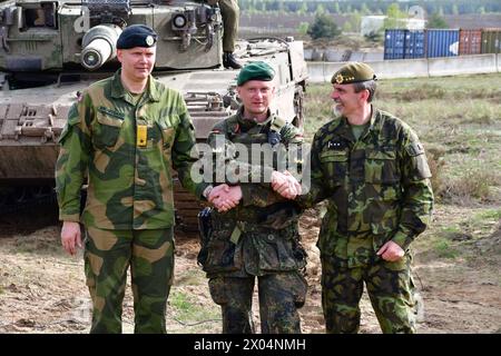 Brigadegeneral Alexander Krone mitte Kommandeur der Panzergrenadierbrigade 37 Freistaat Sachsen das Bild zeigen Brigadegeneral Alexander Krone, Kommandeur der Panzergrenadierbrigade 37 Freistaat Sachsen , während der Übung Wettiner Schwert im Gefechtsübungszentrum des Heeres in der Letzlinger Heide. Diese Übung gehört zur deutschen Übungsreihe Quadriga, welcher wiederum in die NATO-Übung Standhaft Defender eingebunden ist. Mitte im Bild: Brigadegeneral Alexander Krone, Kommandeur PzGrenBrig 37 Links im Bild: General Terje Bruoygard, Kommander des norwegischen Telemark Bataillon Rechts im Bild: Stockfoto