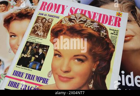 Viersen, Deutschland - 9. März. 2024: Nahaufnahme der Titelseite des deutschen Magazins mit Porträt der Schauspielerin Romy Schneider Stockfoto