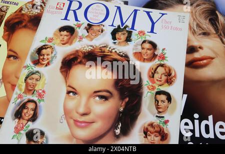 Viersen, Deutschland - 9. März. 2024: Nahaufnahme der Titelseite des deutschen Magazins mit Porträt der Schauspielerin Romy Schneider Stockfoto