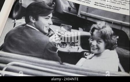 Viersen, Deutschland - 9. März. 2024: Foto der deutschen Schauspielerin Romy Schneider und des französischen Schauspielers Alain Delon im Auto in den 50er Jahren Stockfoto