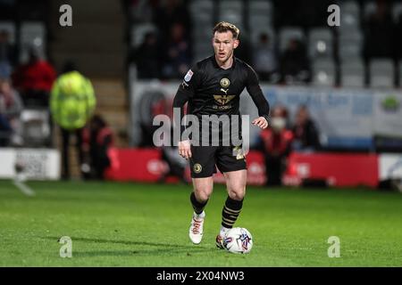 Stevenage, Großbritannien. April 2024. Jamie McCart of Barnsley mit dem Ball während des Sky Bet League 1 Spiels Stevenage gegen Barnsley im Lamex Stadium, Stevenage, Großbritannien, 9. April 2024 (Foto: Mark Cosgrove/News Images) in Stevenage, Großbritannien am 9. April 2024. (Foto: Mark Cosgrove/News Images/SIPA USA) Credit: SIPA USA/Alamy Live News Stockfoto