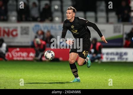 Stevenage, Großbritannien. April 2024. Josh Earl of Barnsley bricht mit dem Ball während des Spiels Stevenage gegen Barnsley in der Sky Bet League 1 im Lamex Stadium, Stevenage, Großbritannien, 9. April 2024 (Foto: Mark Cosgrove/News Images) in Stevenage, Großbritannien am 9. April 2024. (Foto: Mark Cosgrove/News Images/SIPA USA) Credit: SIPA USA/Alamy Live News Stockfoto