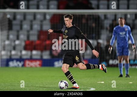 Stevenage, Großbritannien. April 2024. Maël de Gevigney von Barnsley mit dem Ball während des Spiels Stevenage gegen Barnsley in der Sky Bet League 1 im Lamex Stadium, Stevenage, Vereinigtes Königreich, 9. April 2024 (Foto: Mark Cosgrove/News Images) in Stevenage, Vereinigtes Königreich am 9. April 2024. (Foto: Mark Cosgrove/News Images/SIPA USA) Credit: SIPA USA/Alamy Live News Stockfoto