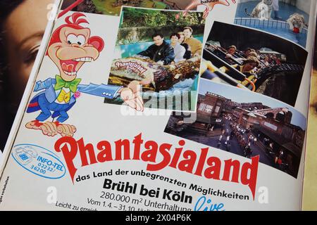 Viersen, Deutschland - 9. März. 2024: Nahaufnahme der Werbung für den deutschen Vergnügungspark Phantasialand aus den 90er Jahren Stockfoto