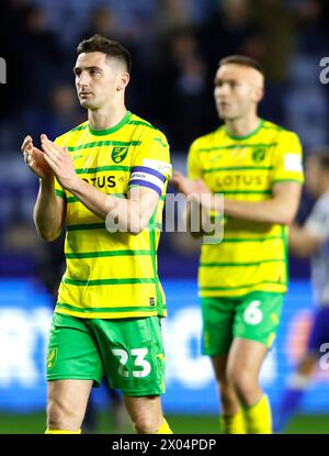 Kenny McLean und Ben Gibson von Norwich City applaudieren den Reisenden Fans nach dem Spiel während des Sky Bet Championship Matches im Hillsborough Stadium in Sheffield. Bilddatum: Dienstag, 9. April 2024. Stockfoto