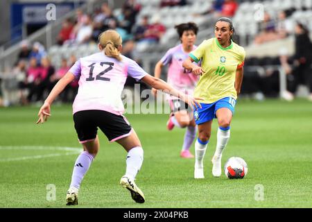 Columbus, Ohio, Usa. April 2024. Der brasilianische Mittelfeldspieler Marta (10) trägt den Ball gegen Japan im Spiel in Columbus, Ohio, USA. Quelle: Brent Clark/Alamy Live News Stockfoto